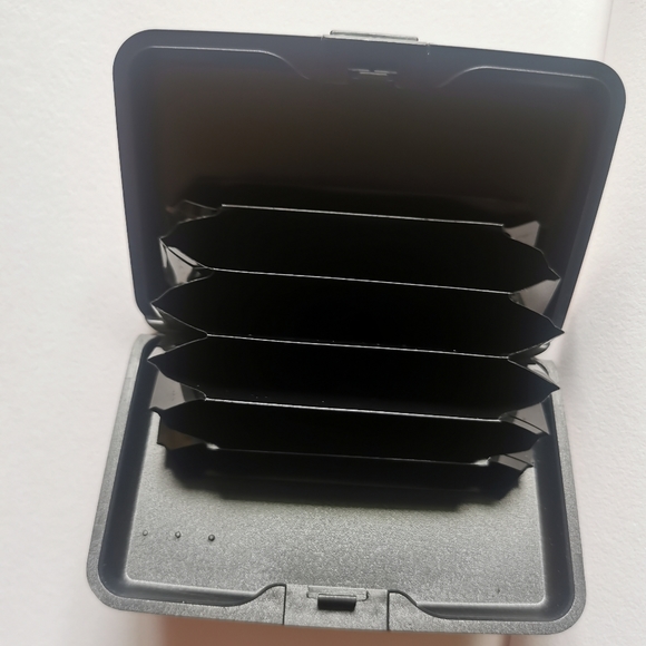 2/$15‼️Card holder with world map - Picture 2 of 2